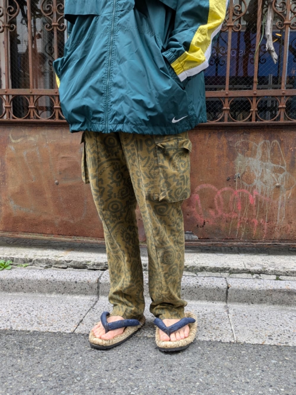 グリーン系のナイロンジャケットを着用したメンズの秋コーディネートの4枚目の写真