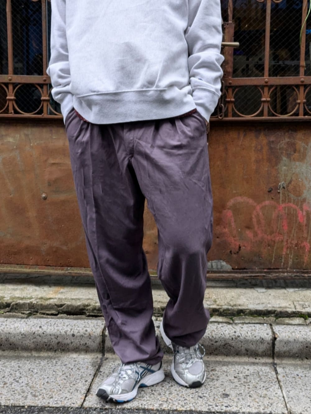 グレー系のスウェットを着用したメンズの秋コーディネートの4枚目の写真