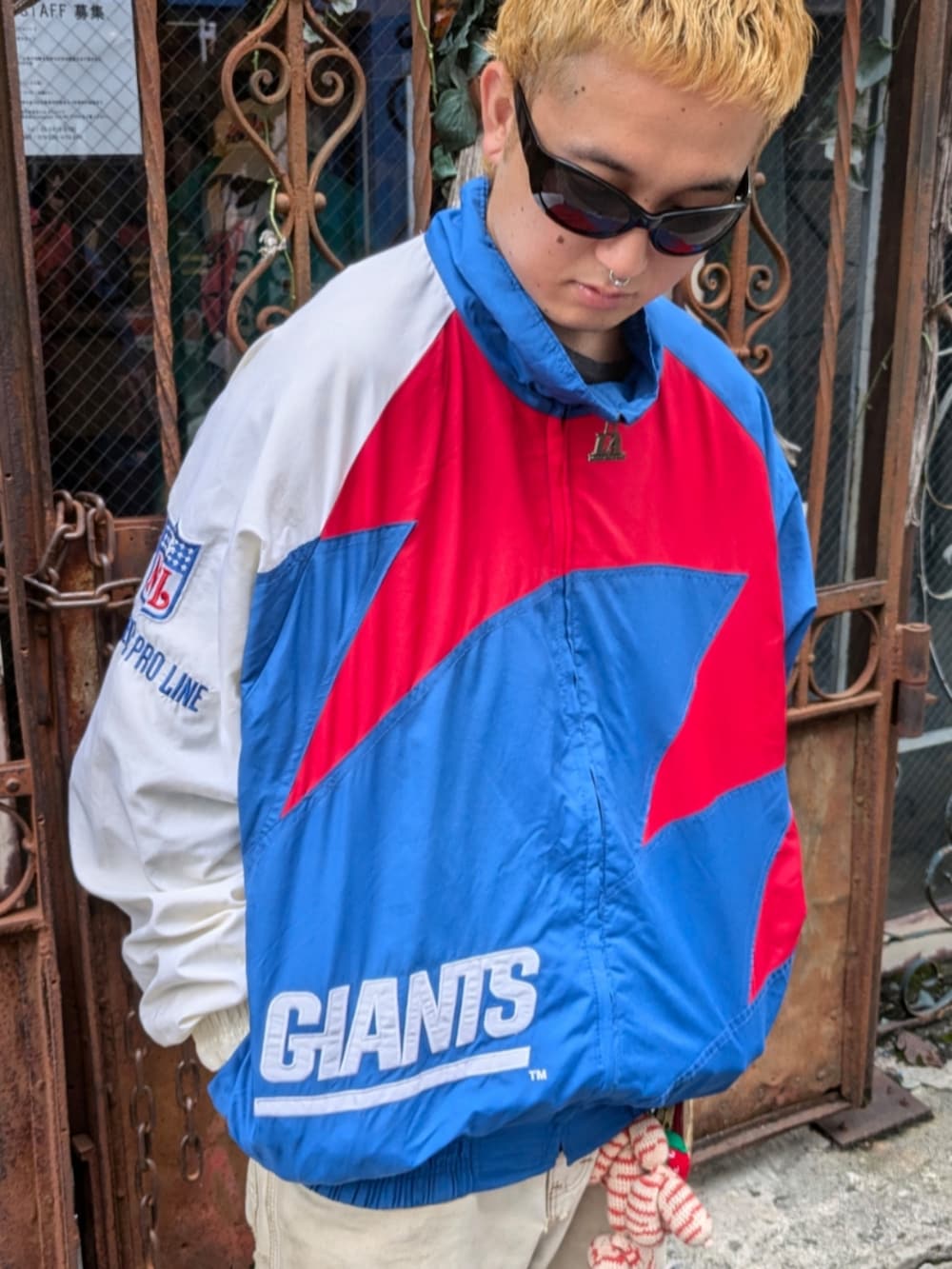 ブルー系のナイロンジャケットを着用したメンズの秋コーディネートの5枚目の写真