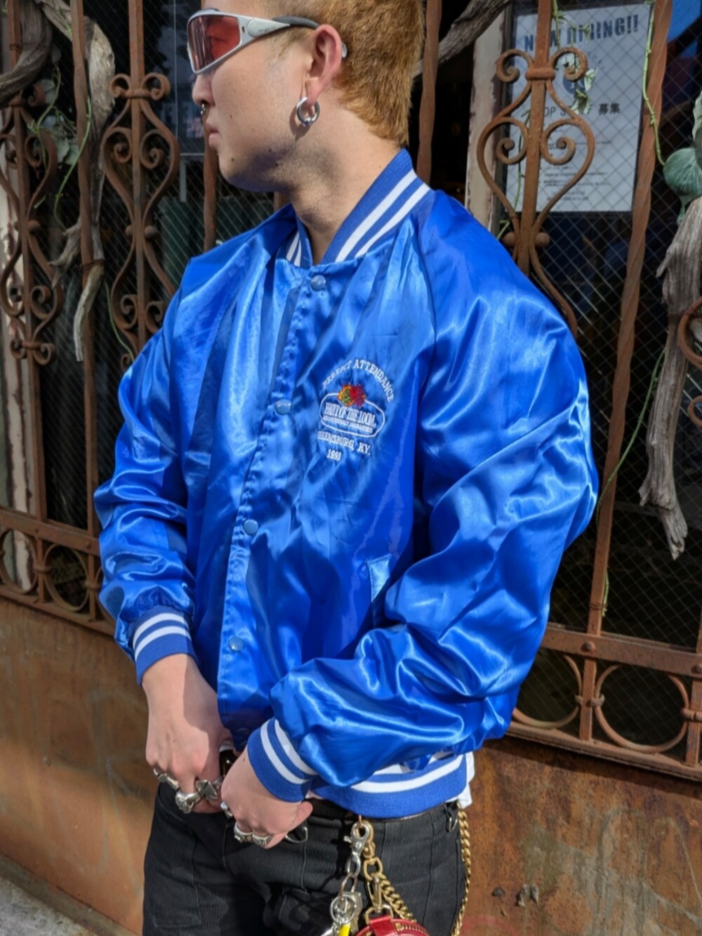 ブルー系のスタジャンを着用したメンズの秋コーディネートの2枚目の写真