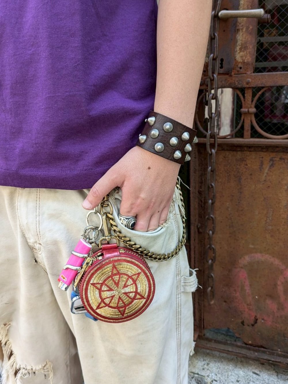 パープル系のTシャツ/カットソーを着用したメンズの夏コーディネートの3枚目の写真