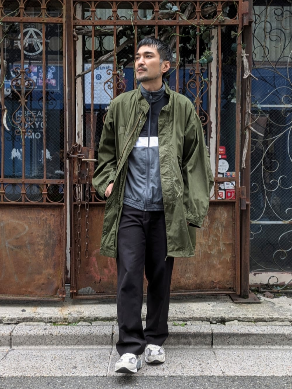 ブラック系のジャージを着用したメンズの秋コーディネートの3枚目の写真