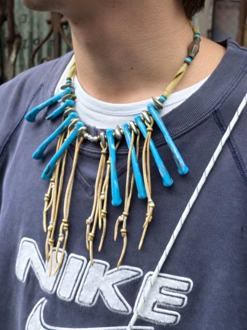 ブルー系のスウェットを着用したメンズの秋コーディネートの3枚目の写真