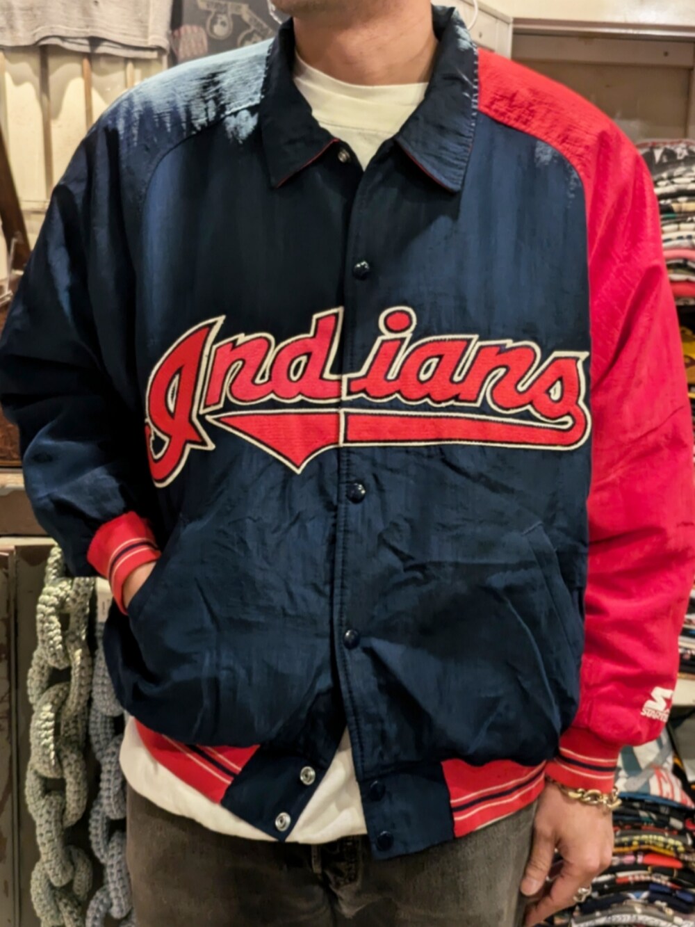 ブルー系のスタジャンを着用したメンズの秋コーディネートの2枚目の写真