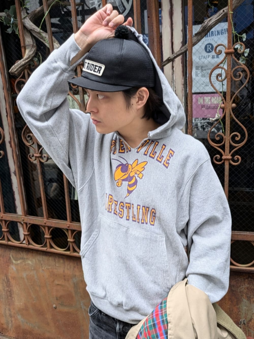 グレー系のパーカーを着用したメンズの秋コーディネートの3枚目の写真