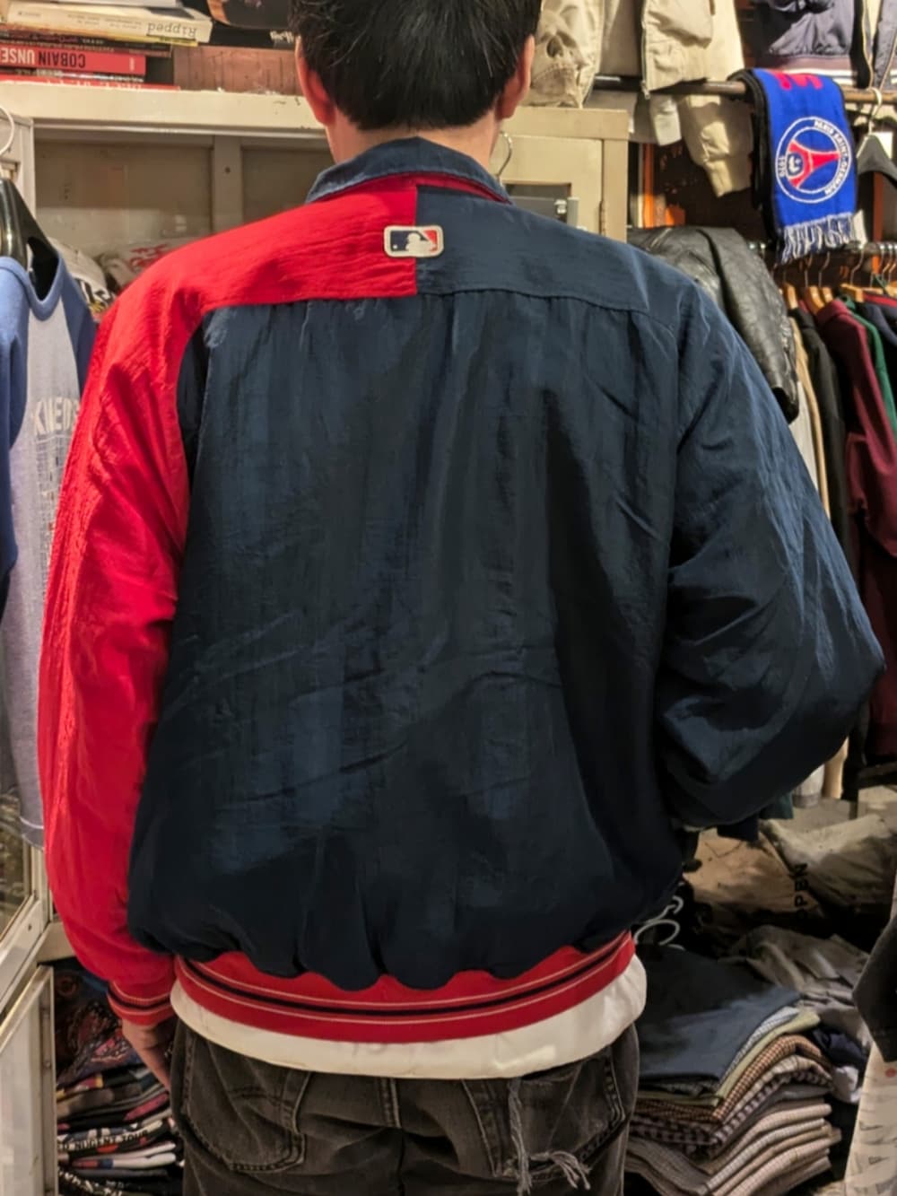 ブルー系のスタジャンを着用したメンズの秋コーディネートの3枚目の写真