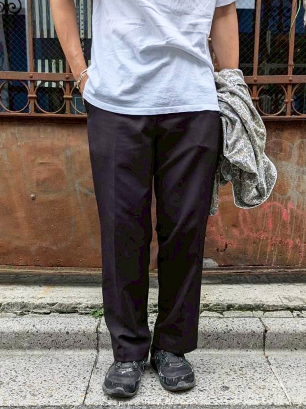 ホワイト系のTシャツ/カットソーを着用したメンズの夏コーディネートの5枚目の写真