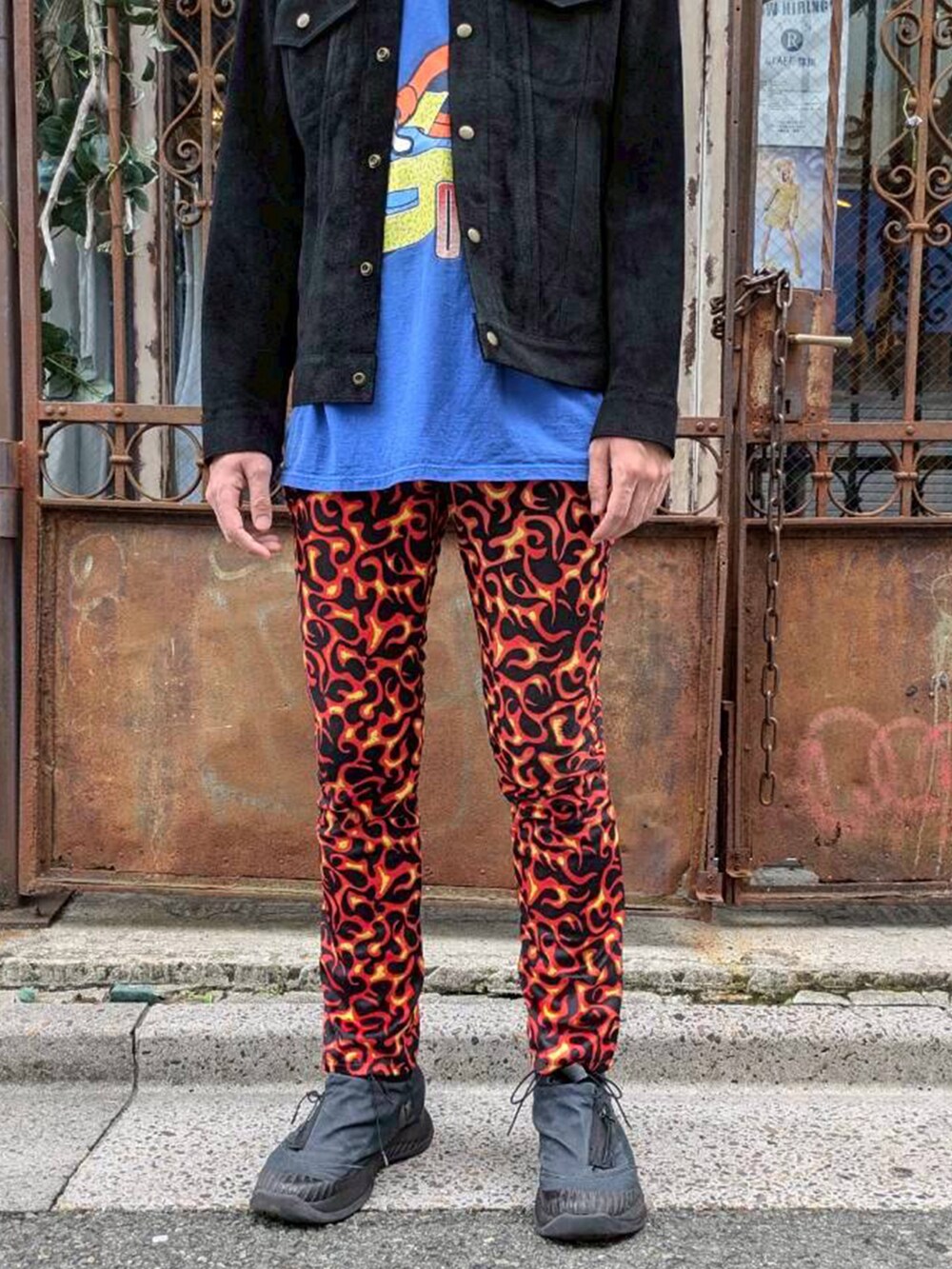 ブルー系のTシャツ/カットソーを着用したメンズの秋コーディネートの3枚目の写真