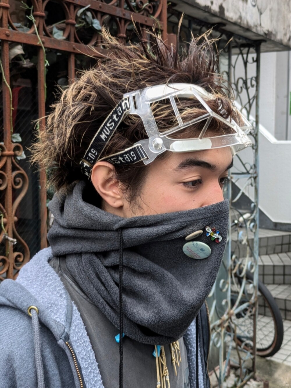 グレー系のパーカーを着用したメンズの秋コーディネートの5枚目の写真