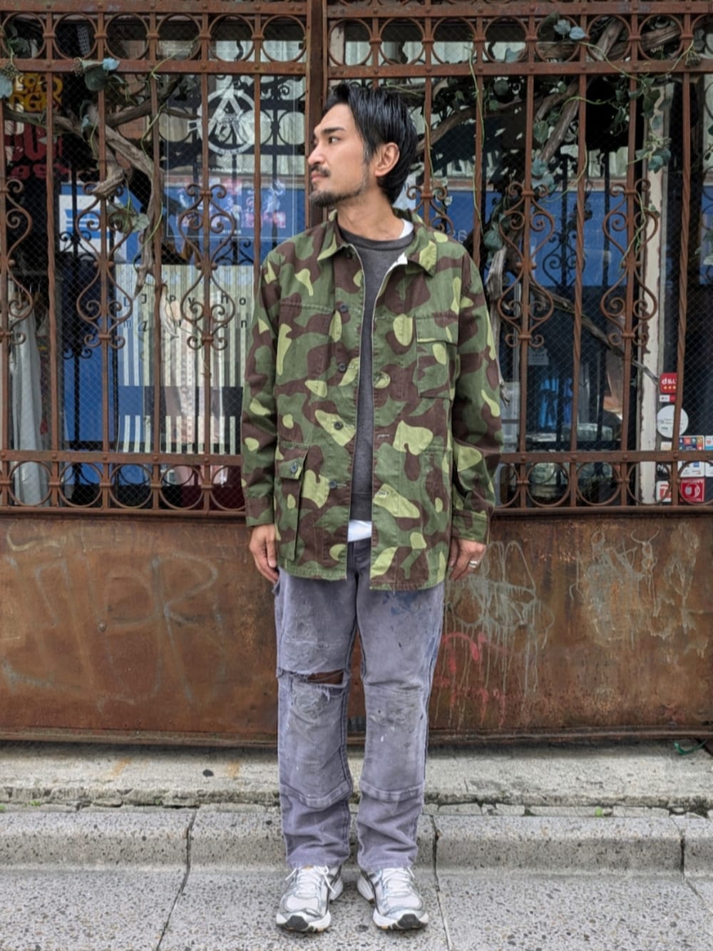 グレー系のスウェットを着用したメンズの秋コーディネートの3枚目の写真