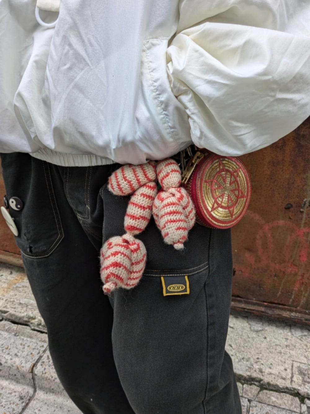 ホワイト系のナイロンジャケットを着用したメンズの秋コーディネートの4枚目の写真