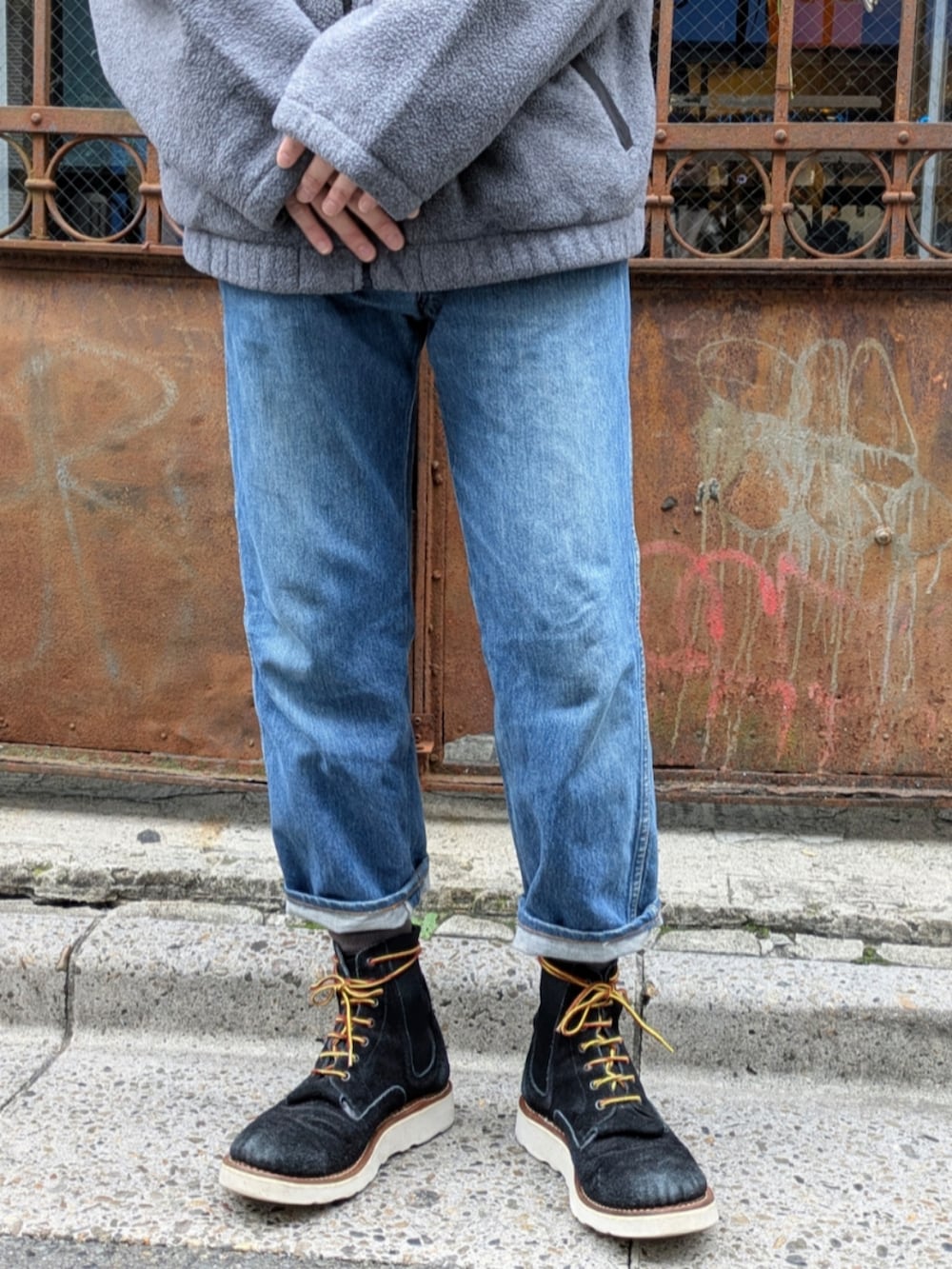 グレー系のブルゾンを着用したメンズの秋コーディネートの4枚目の写真