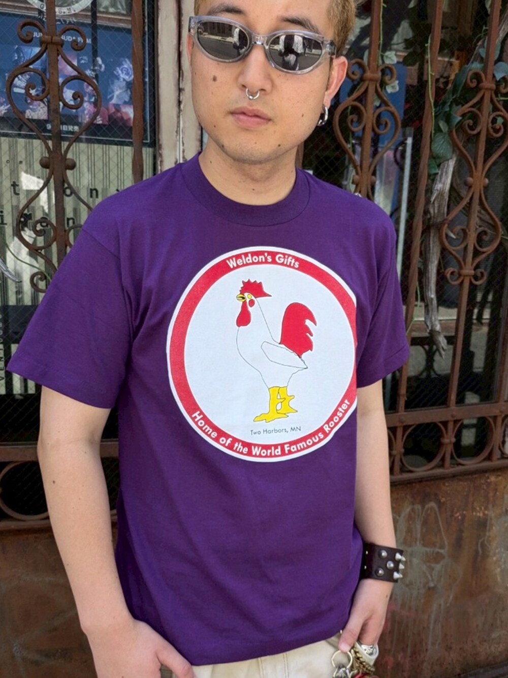 パープル系のTシャツ/カットソーを着用したメンズの夏コーディネートの2枚目の写真