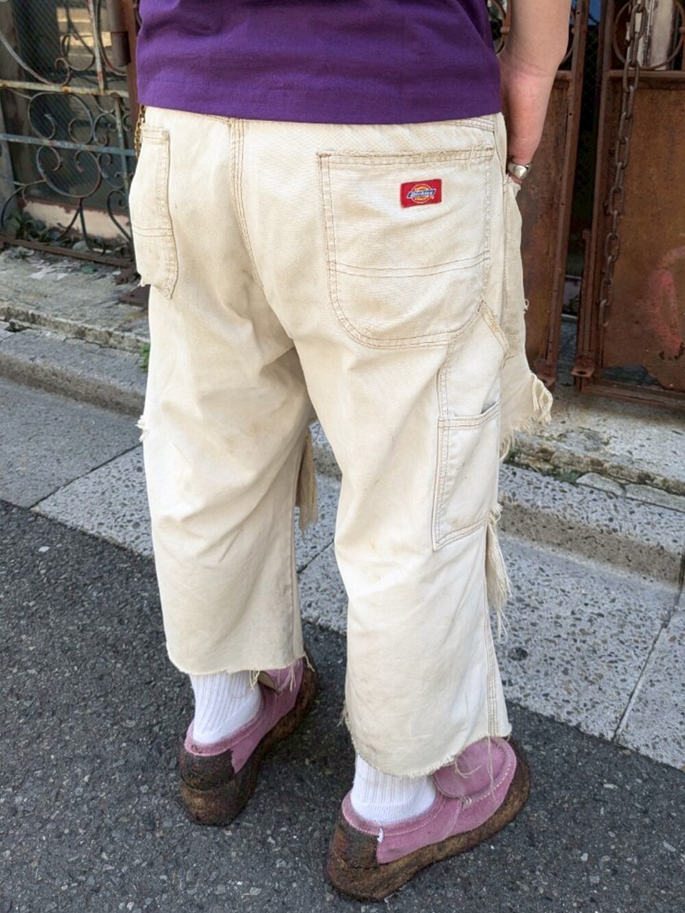 パープル系のTシャツ/カットソーを着用したメンズの夏コーディネートの5枚目の写真