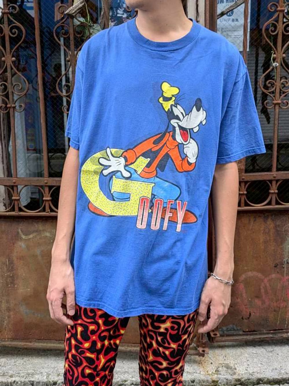 ブルー系のTシャツ/カットソーを着用したメンズの秋コーディネートの2枚目の写真