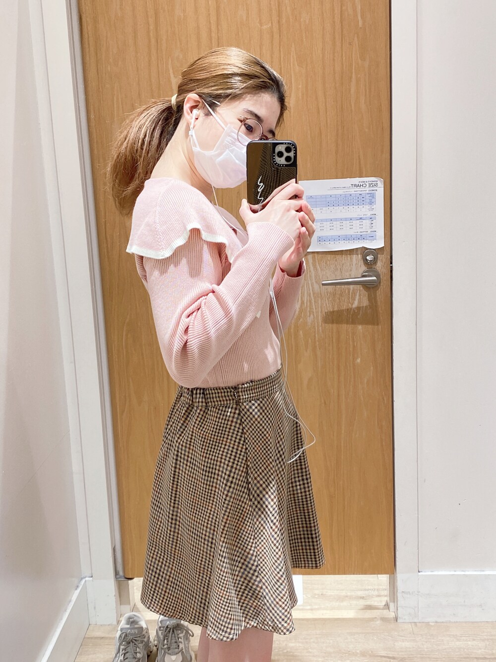 ブラウン系のスカート、ピンク系のニット/セーターを着用したレディースの春コーディネートの2枚目の写真