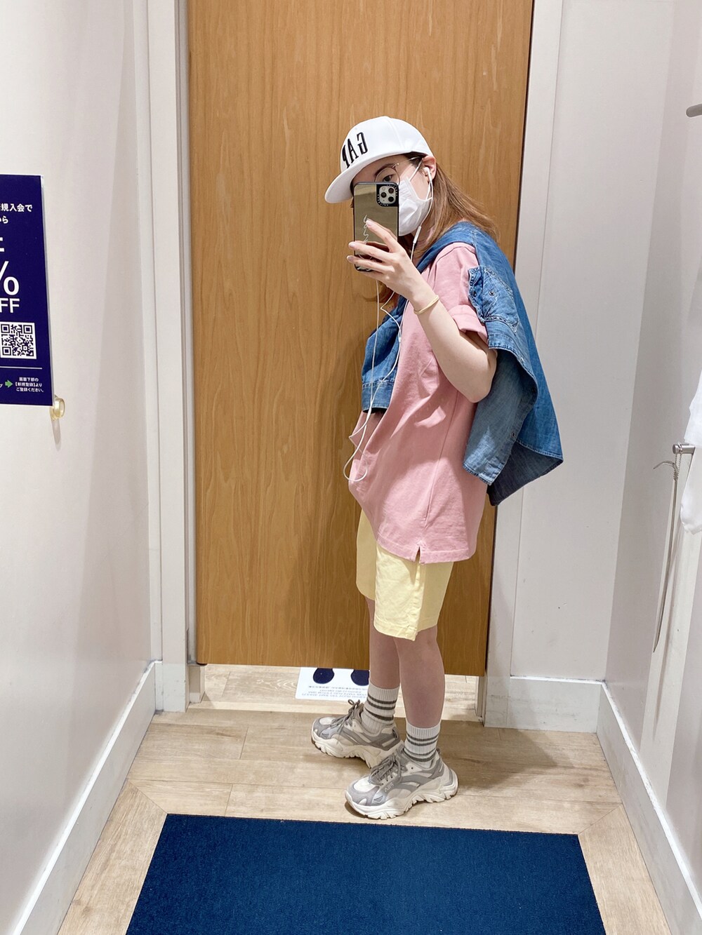 ブルー系のシャツ/ブラウス、ピンク系のTシャツ/カットソー、イエロー系のその他パンツを着用したレディースの春コーディネートの2枚目の写真