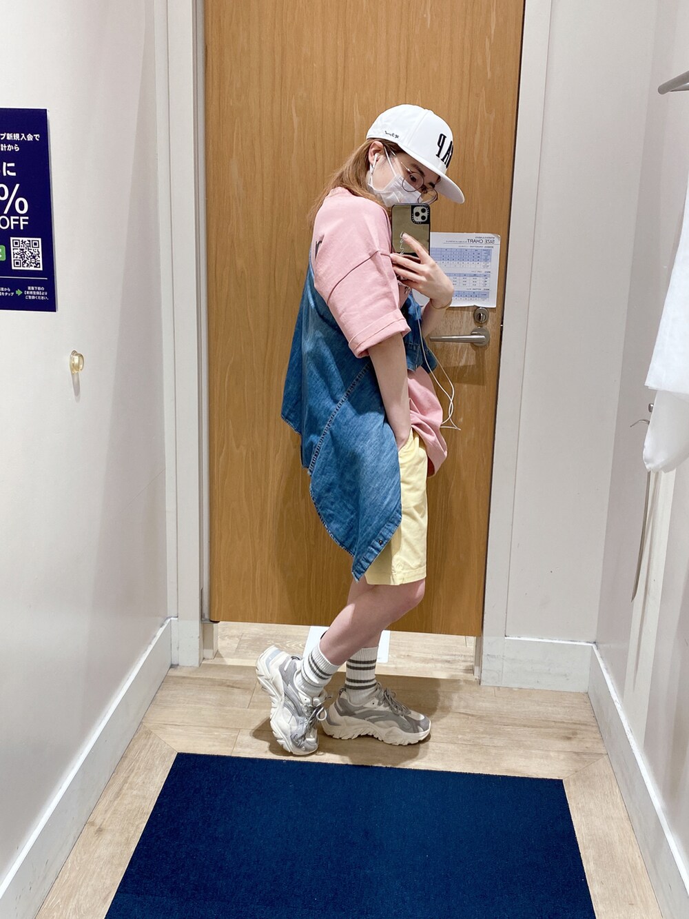 ブルー系のシャツ/ブラウス、ピンク系のTシャツ/カットソー、イエロー系のその他パンツを着用したレディースの春コーディネートの3枚目の写真