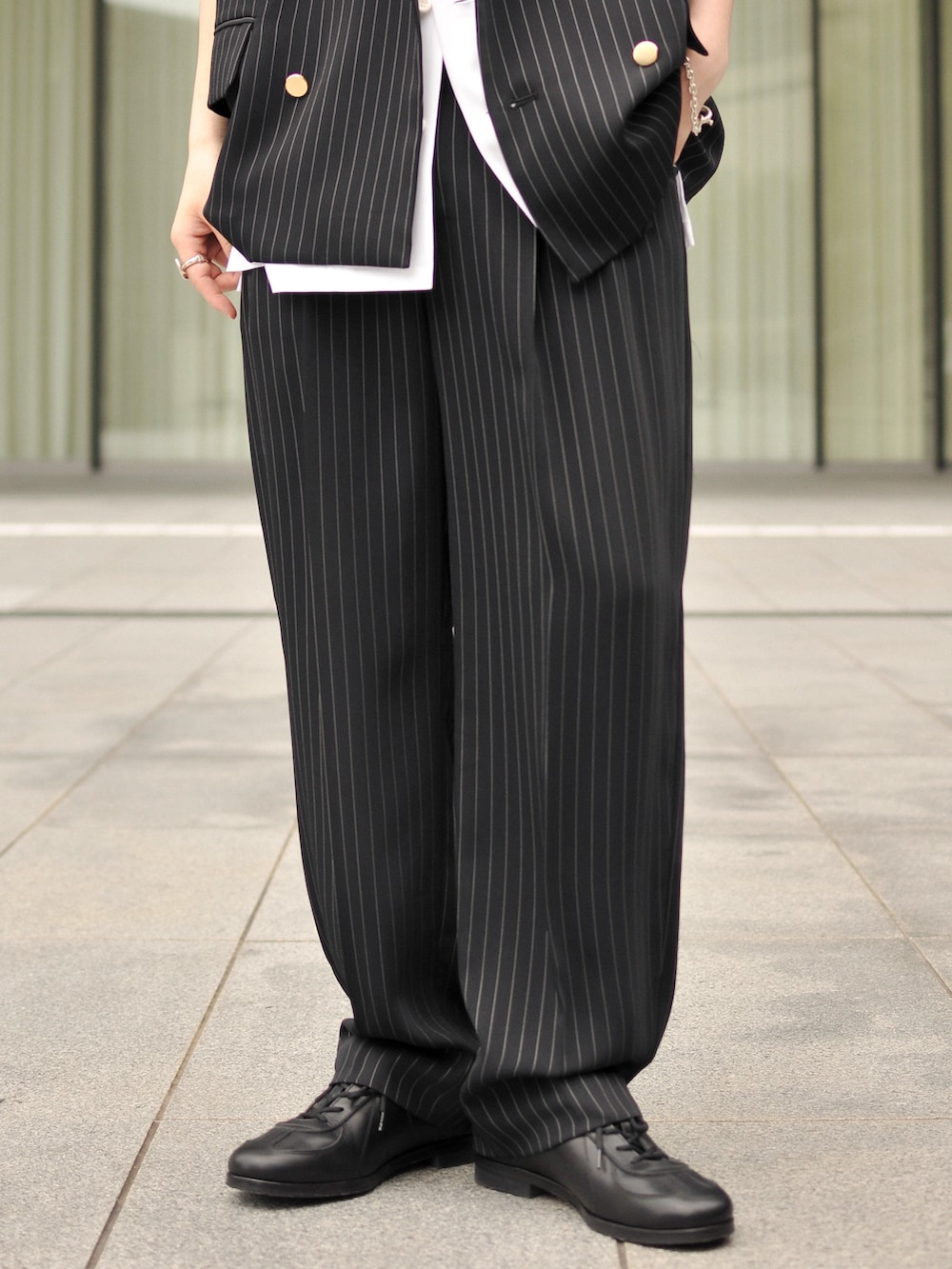 ブラック系のベスト、ホワイト系のシャツ/ブラウス、ブラック系のスラックスを着用したメンズの春コーディネートの4枚目の写真