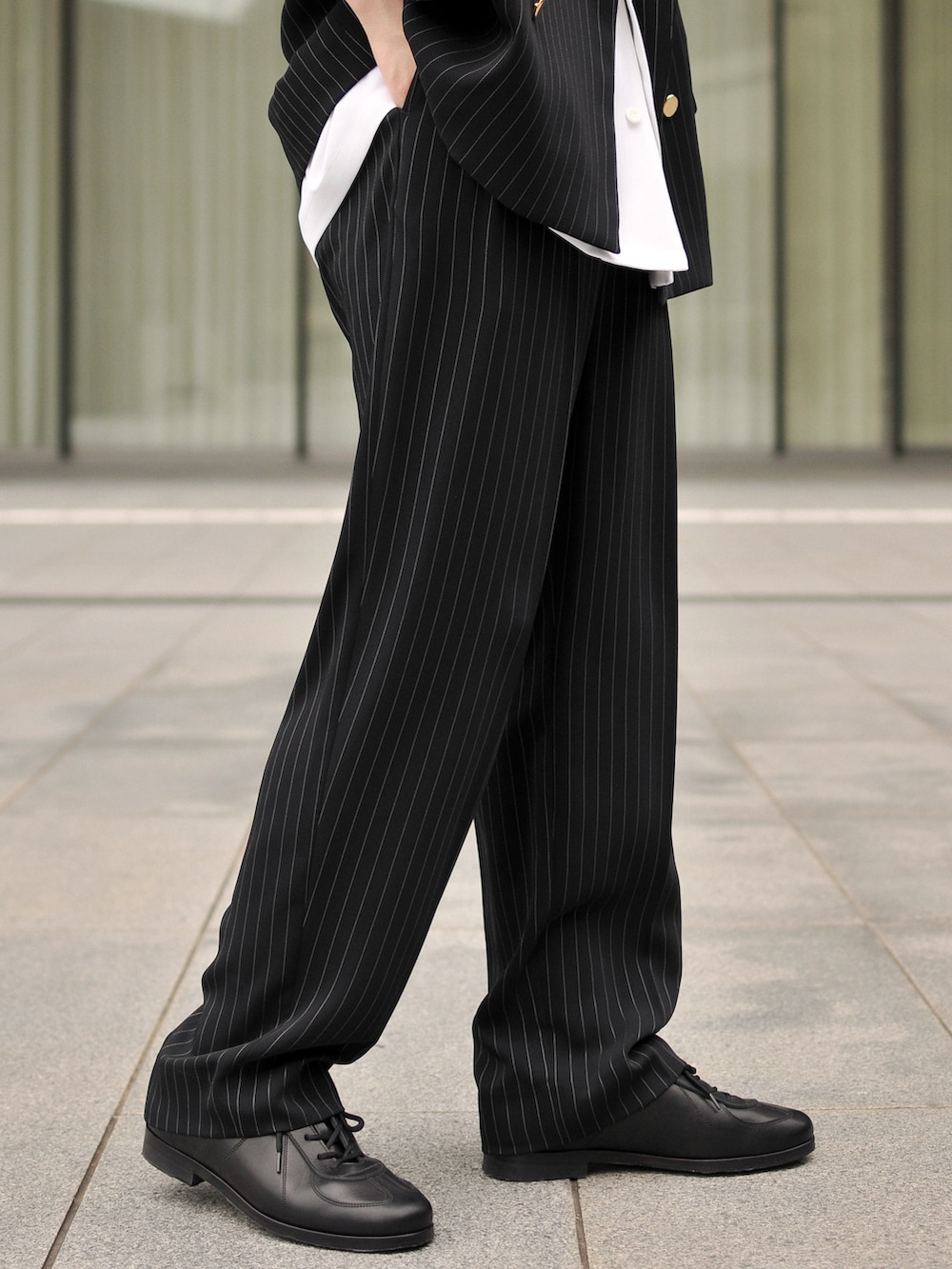 ブラック系のベスト、ホワイト系のシャツ/ブラウス、ブラック系のスラックスを着用したメンズの春コーディネートの5枚目の写真