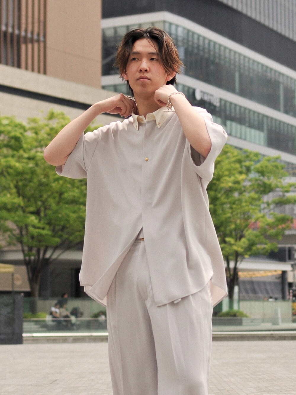 「きれいめカジュアル、シンプルコーデ、夏コーデ、春夏コーデ、低身長コーデ、デートコーデ、休日スタイル、シャツスタイル、セットアップ、モノトーン、スラックス」｜「CULLNIのSTUDIOUS別注 S/S SHIRTS（シャツ/ブラウス、ベージュ系）」を使った、たいち / モテ男製造機 さん（メンズ・170cm）の春コーディネートの3枚目の写真