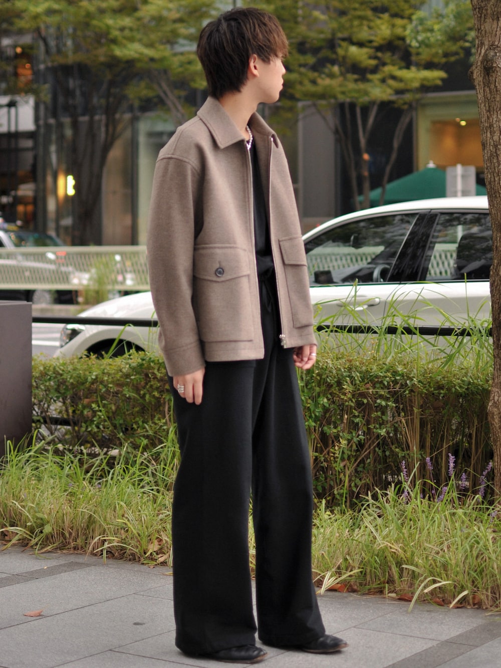 ブラウン系のブルゾンを着用したメンズの冬コーディネートの3枚目の写真