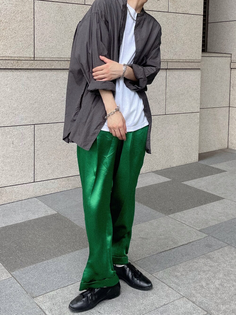 「PUBLIC TOKYO、休日スタイル、ビッグシルエット、シンプルコーデ、ラフコーデ、夏コーデ、バンドカラーシャツ、Tシャツ、スラックス、プチプラ、シルバーアクセサリー、アースカラー、きれいめカジュアル」｜「PUBLIC TOKYOの極 ココTシャツ ビッグシルエット　”圧倒的な『ココち良さ』を実現したクルーネック無地Tシャツ”（Tシャツ/カットソー、ホワイト系）」を使った、たいち / モテ男製造機 さん（メンズ・170cm）の夏コーディネートの5枚目の写真