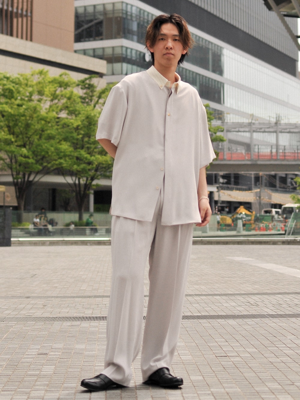 「きれいめカジュアル、シンプルコーデ、夏コーデ、春夏コーデ、低身長コーデ、デートコーデ、休日スタイル、シャツスタイル、セットアップ、モノトーン、スラックス」｜「CULLNIのSTUDIOUS別注 S/S SHIRTS（シャツ/ブラウス、ベージュ系）」を使った、たいち / モテ男製造機 さん（メンズ・170cm）の春コーディネートの2枚目の写真