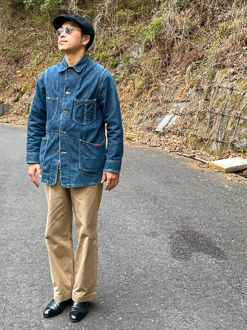 「春コーデ、大人コーデ、カバーオール、チノパン、ショートブーツ」｜「BOOTLEGGERSのアイテム（キャスケット、ブラック系）」を使った、GONSIさん（メンズ・165cm）の春コーディネートの2枚目の写真