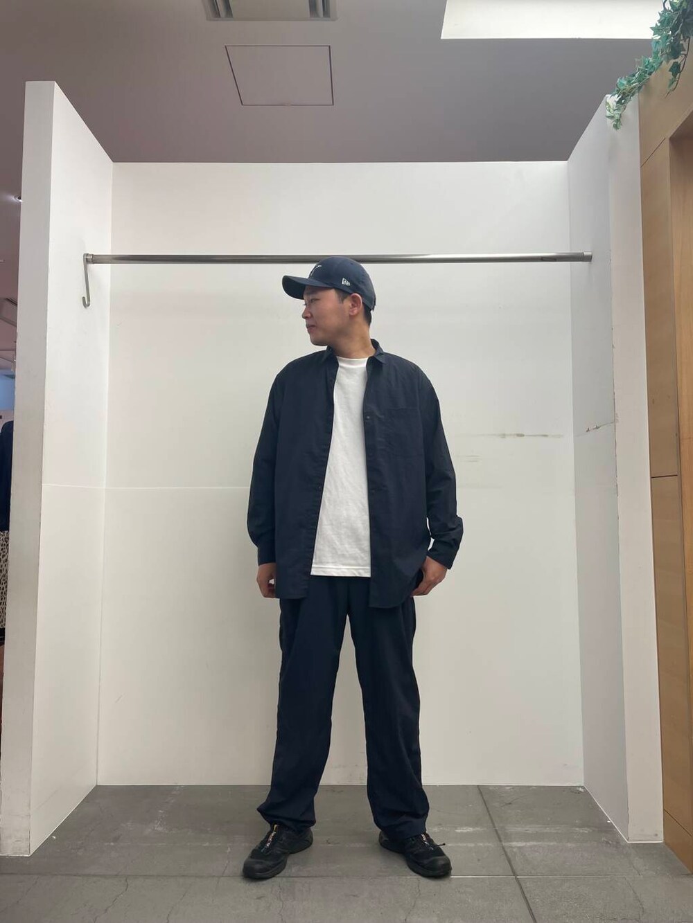 ブルー系のシャツ/ブラウス、ブルー系のその他パンツを着用したメンズの夏コーディネートの3枚目の写真