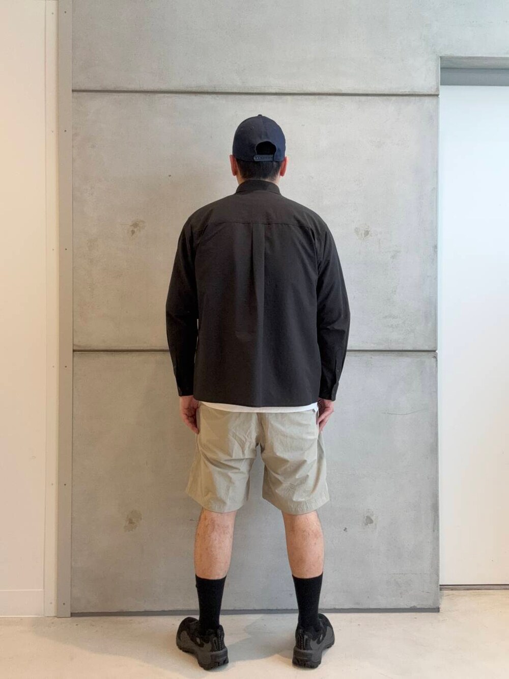 グレー系のその他パンツ、ホワイト系のTシャツ/カットソー、ブラック系のシャツ/ブラウスを着用したメンズの春コーディネートの3枚目の写真