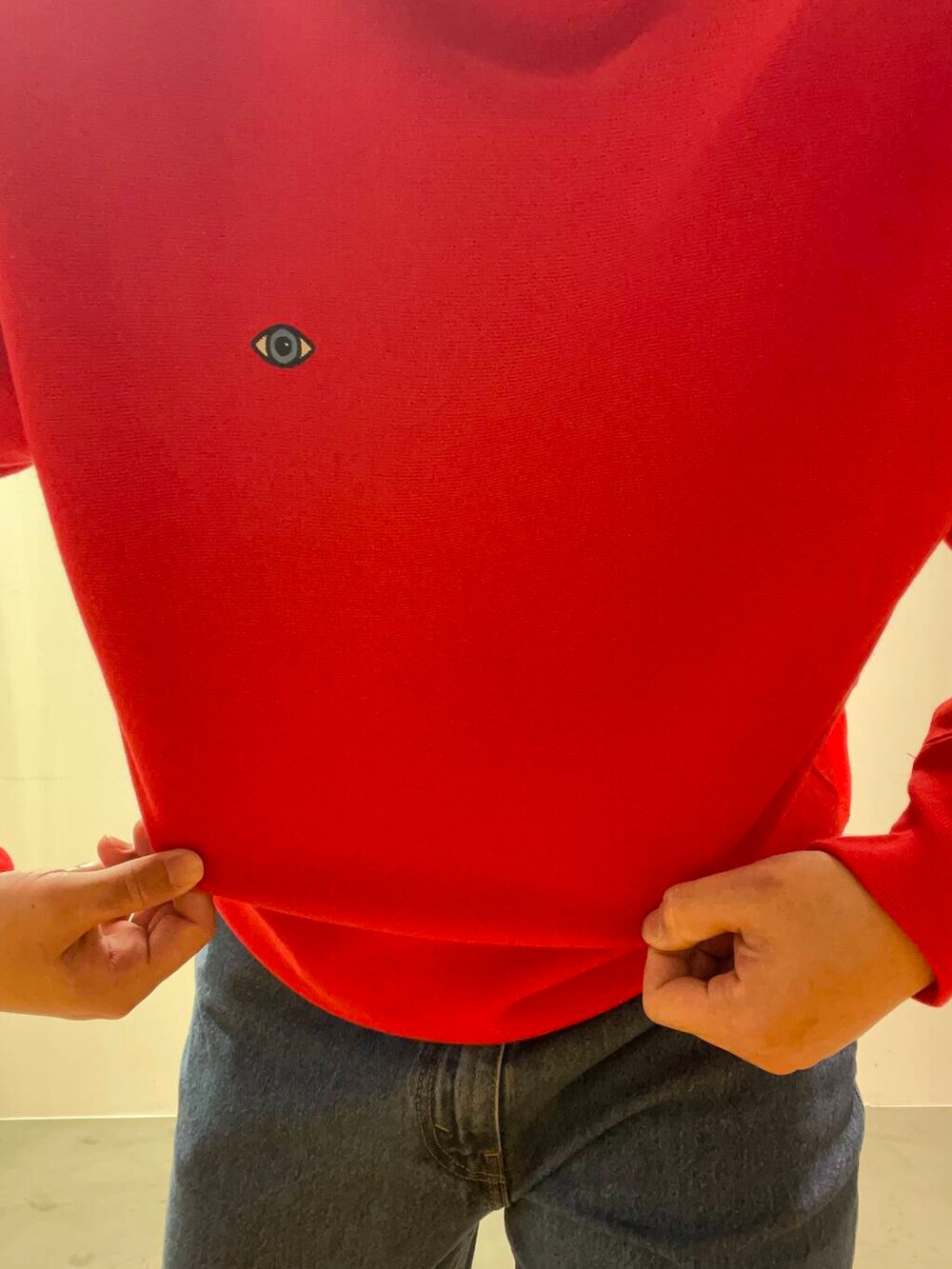 ブルー系のデニムパンツ、レッド系のスウェットを着用したメンズの冬コーディネートの3枚目の写真