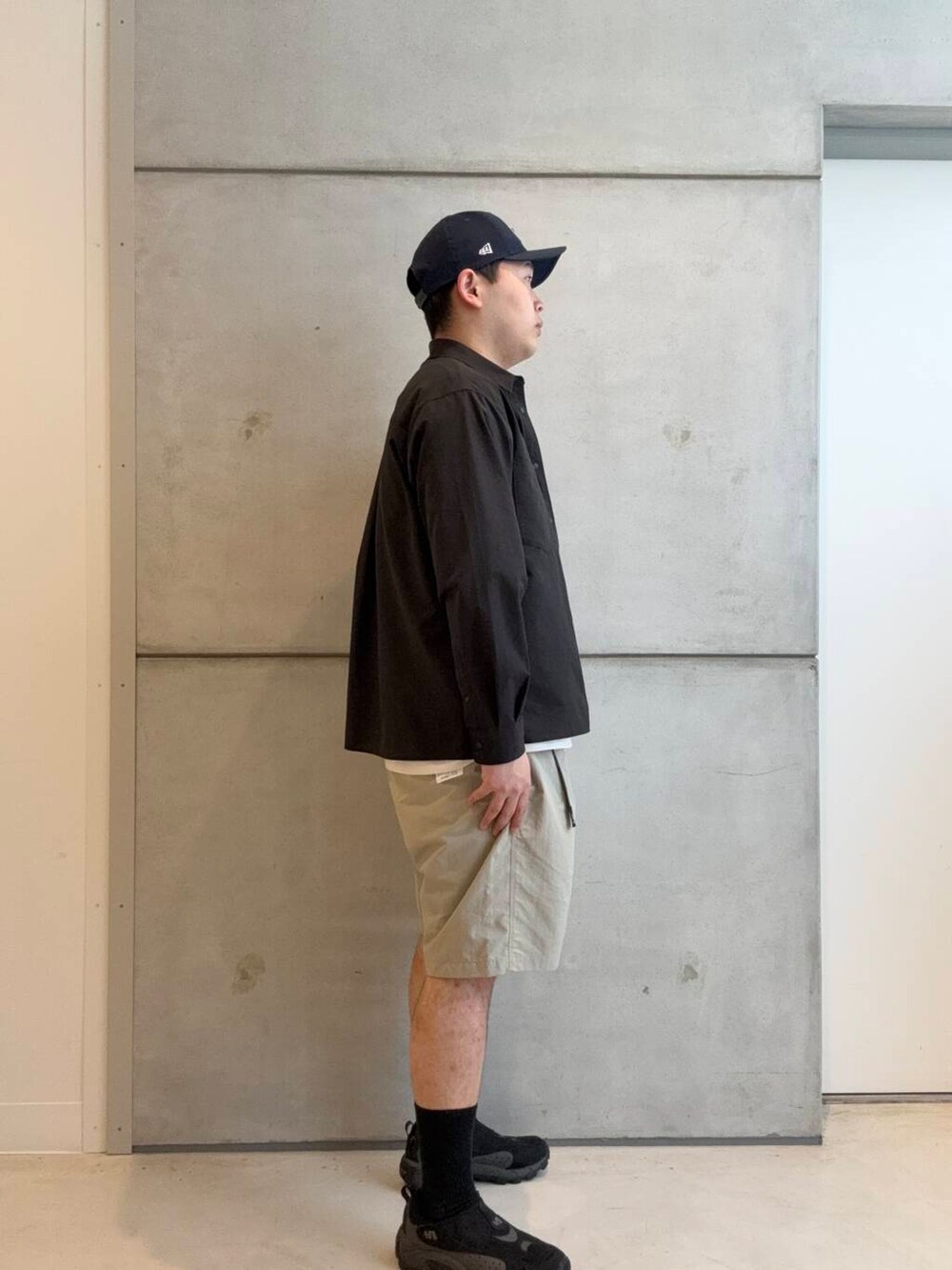 グレー系のその他パンツ、ホワイト系のTシャツ/カットソー、ブラック系のシャツ/ブラウスを着用したメンズの春コーディネートの2枚目の写真