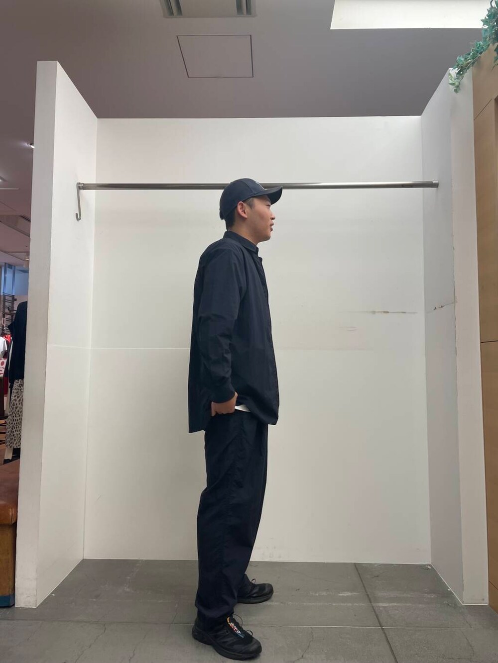 ブルー系のシャツ/ブラウス、ブルー系のその他パンツを着用したメンズの夏コーディネートの2枚目の写真