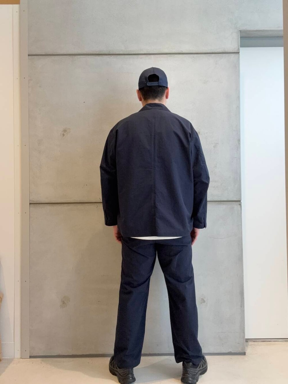 ホワイト系のTシャツ/カットソー、ブラック系のスニーカー、ブルー系のその他パンツを着用したメンズの春コーディネートの3枚目の写真