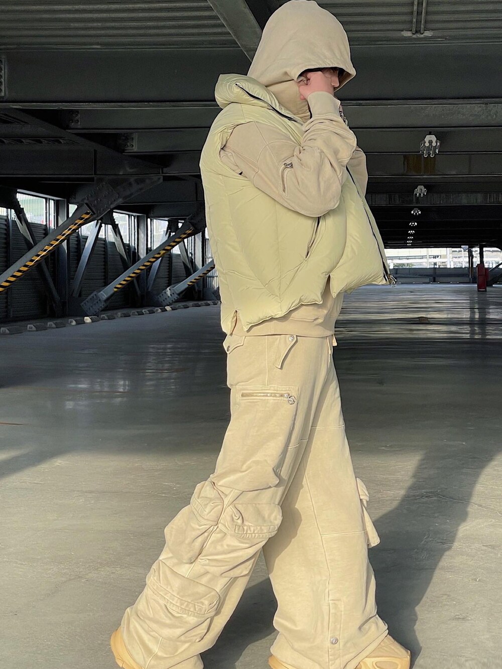 ベージュ系のブーツを着用したメンズの冬コーディネートの5枚目の写真