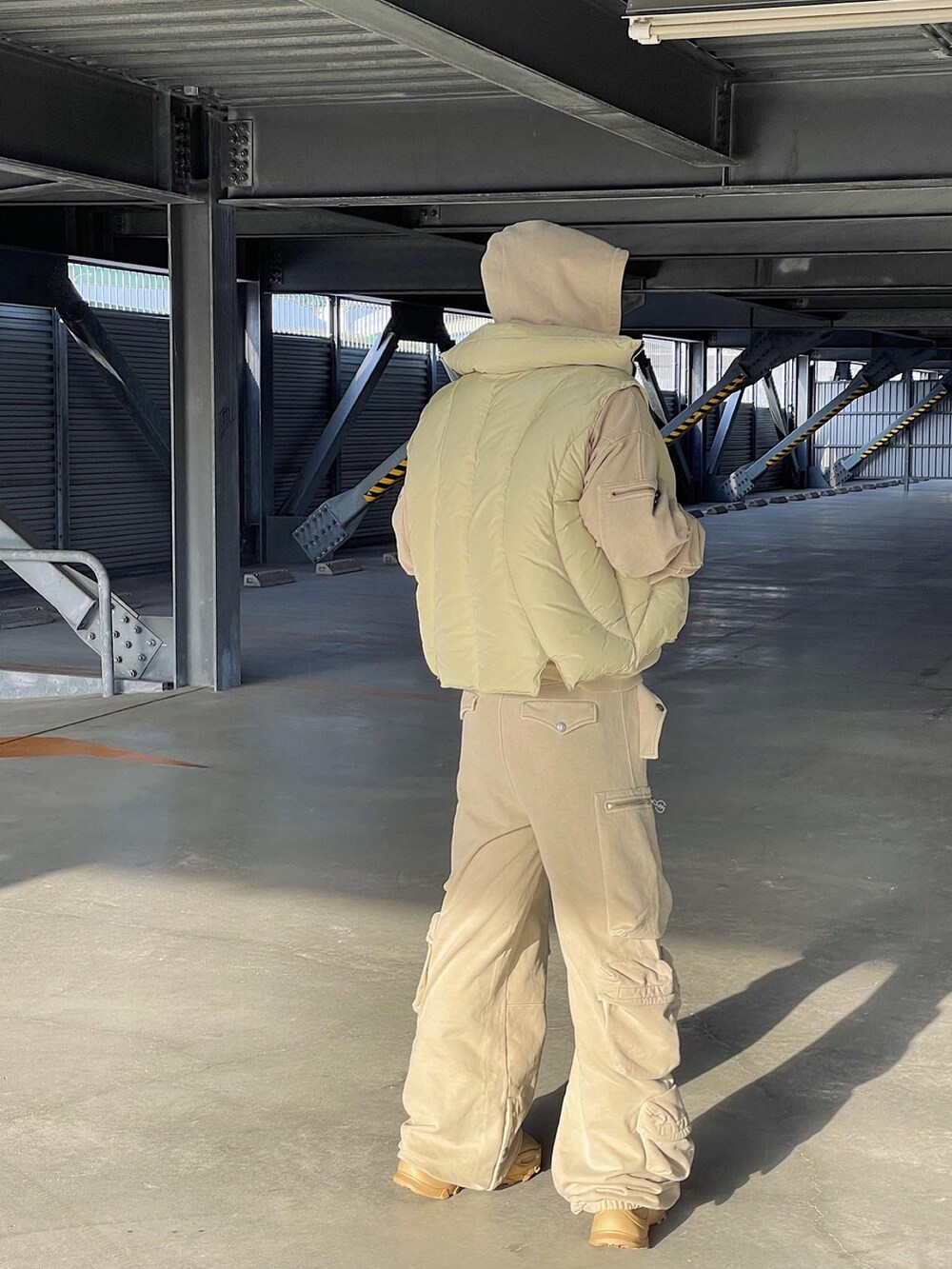 ベージュ系のブーツを着用したメンズの冬コーディネートの3枚目の写真