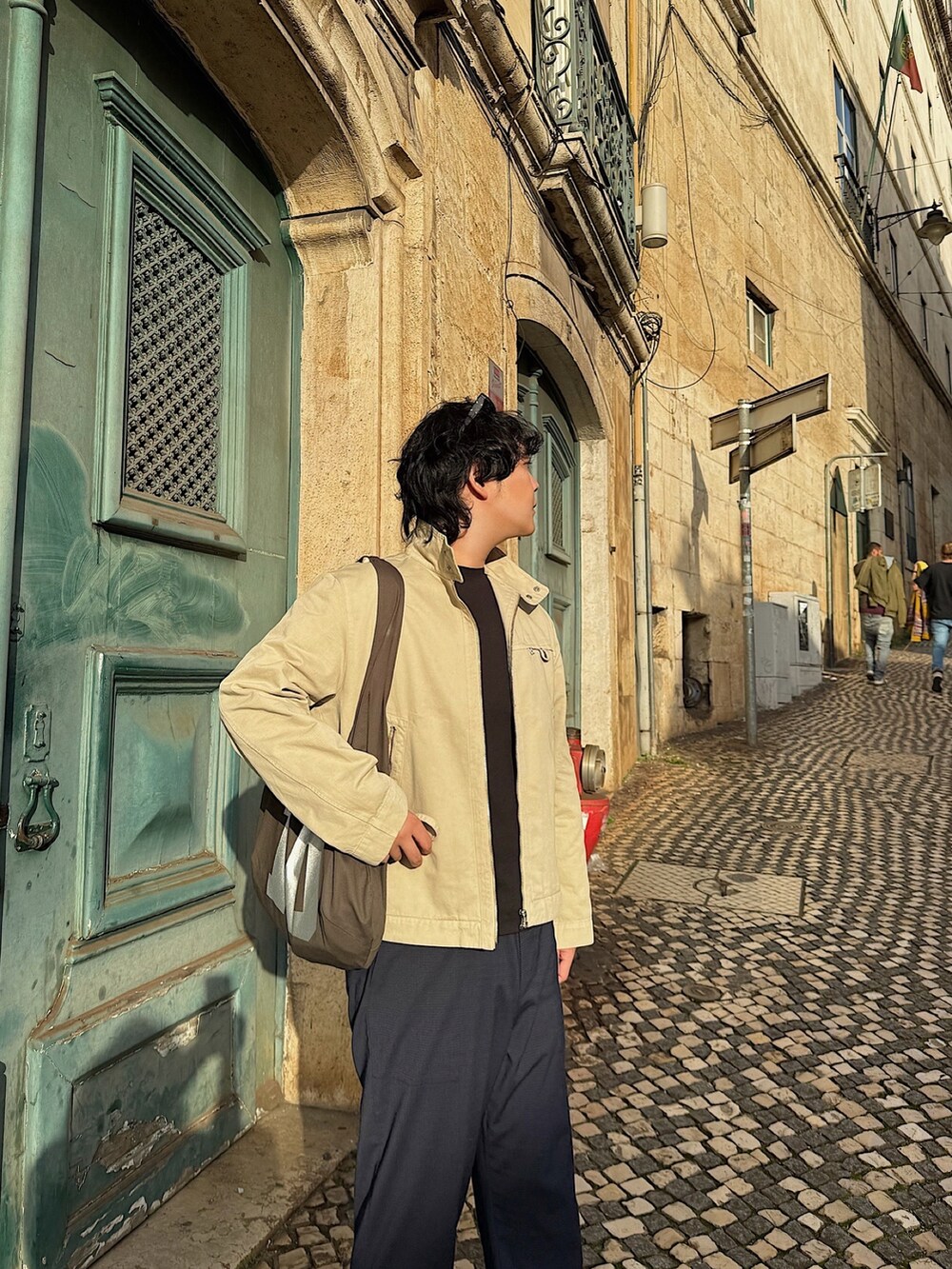 ベージュ系のジャケット/アウター、ブラック系のサングラスを着用したメンズの冬コーディネートの4枚目の写真