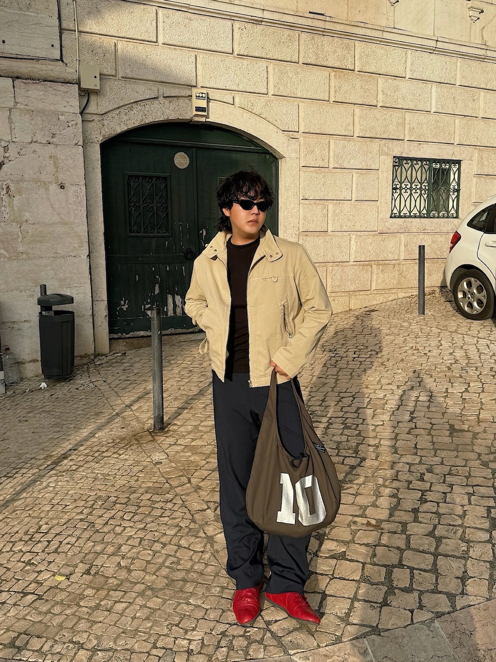 ベージュ系のジャケット/アウター、ブラック系のサングラスを着用したメンズの冬コーディネートの3枚目の写真