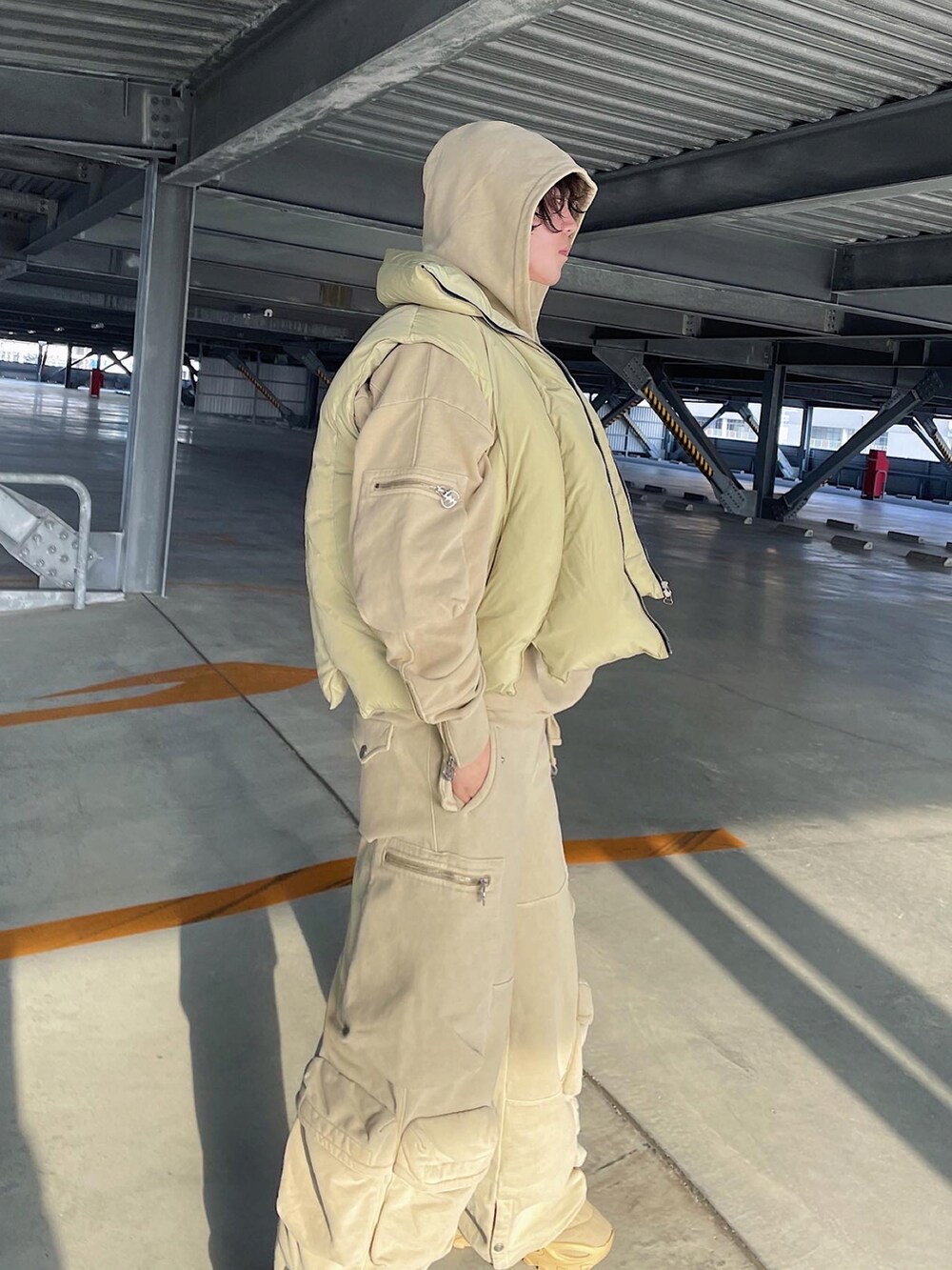 ベージュ系のブーツを着用したメンズの冬コーディネートの2枚目の写真