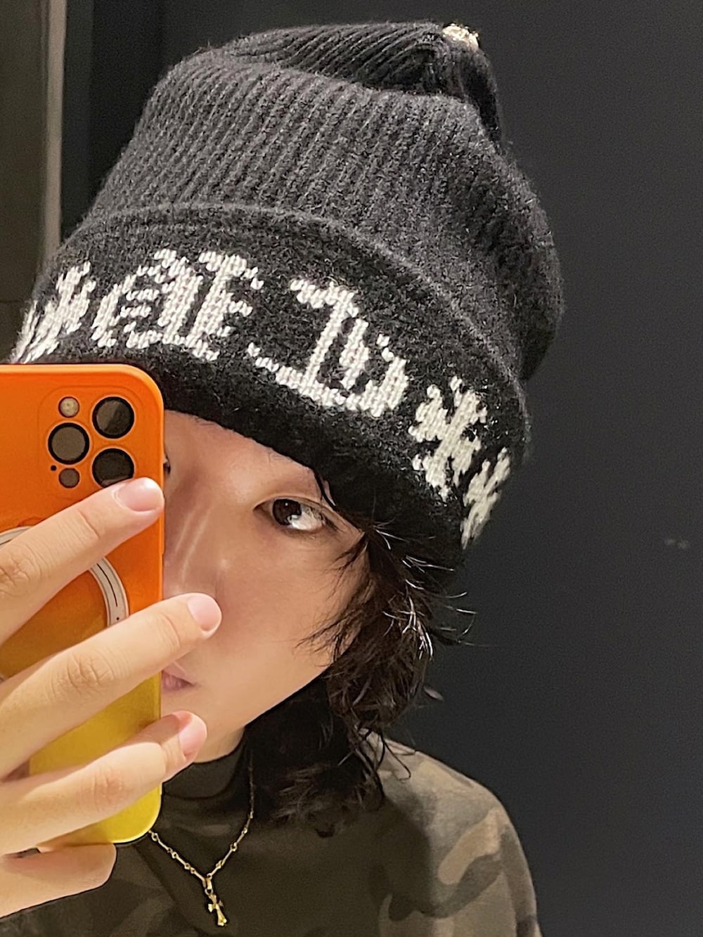 ブラック系のサンダル、ブラック系のニットキャップ/ビーニー、ゴールド系のネックレスを着用したメンズの秋コーディネートの3枚目の写真