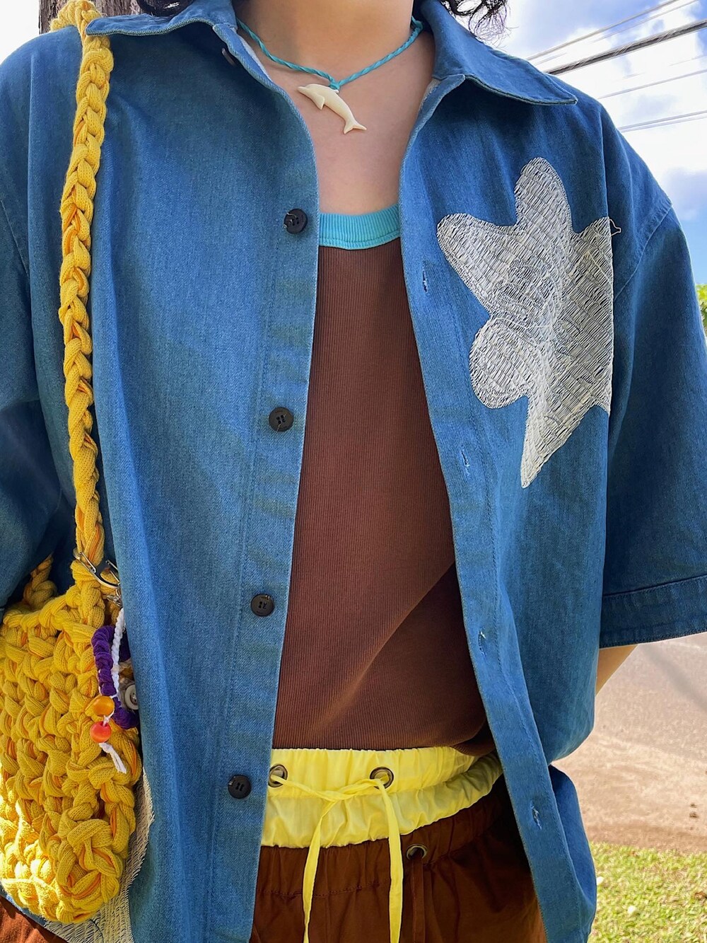 ブラウン系のその他パンツを着用したメンズの夏コーディネートの3枚目の写真