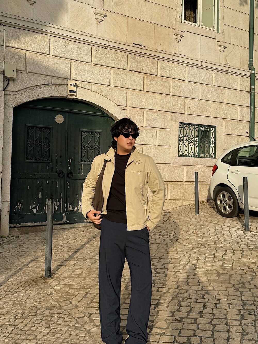 ベージュ系のジャケット/アウター、ブラック系のサングラスを着用したメンズの冬コーディネートの2枚目の写真