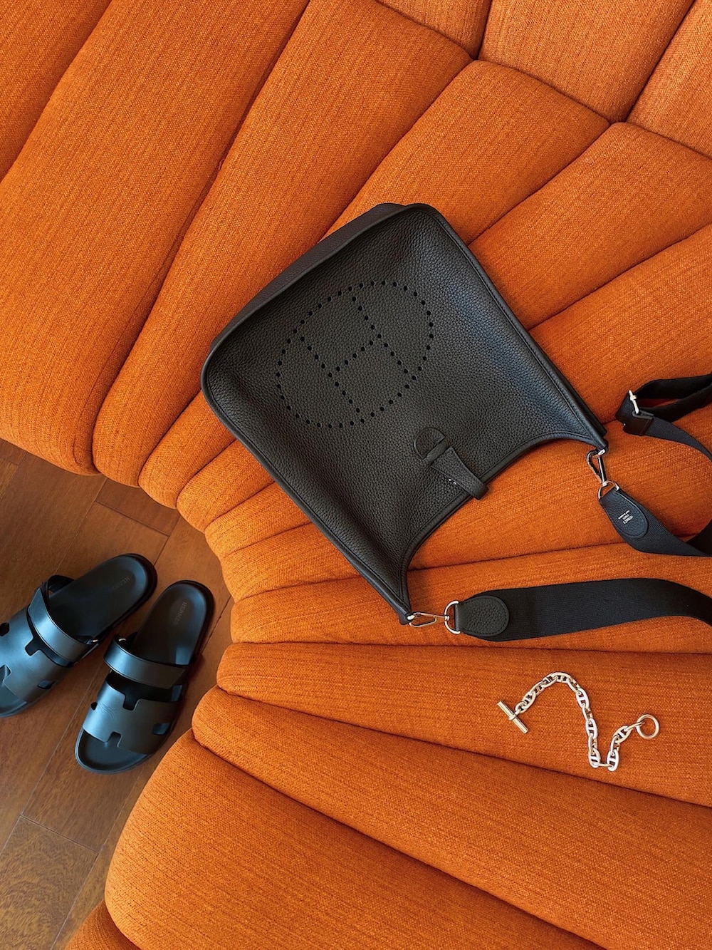 ブラック系のサンダル、ブルー系のデニムパンツ、ブラック系のショルダーバッグを着用したメンズの夏コーディネートの2枚目の写真