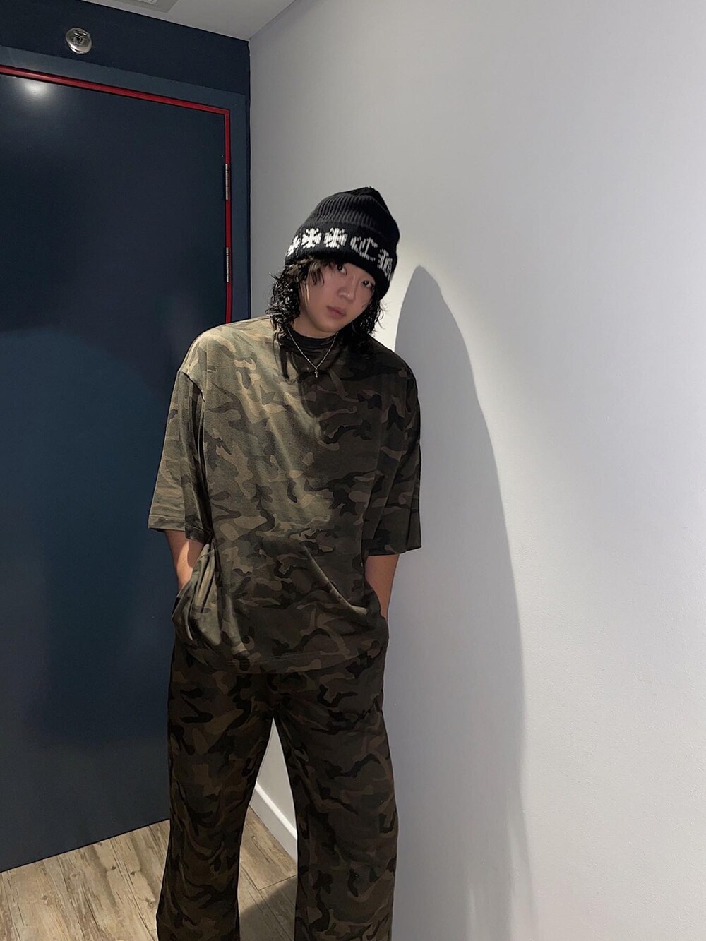 ブラック系のサンダル、ブラック系のニットキャップ/ビーニー、ゴールド系のネックレスを着用したメンズの秋コーディネートの2枚目の写真