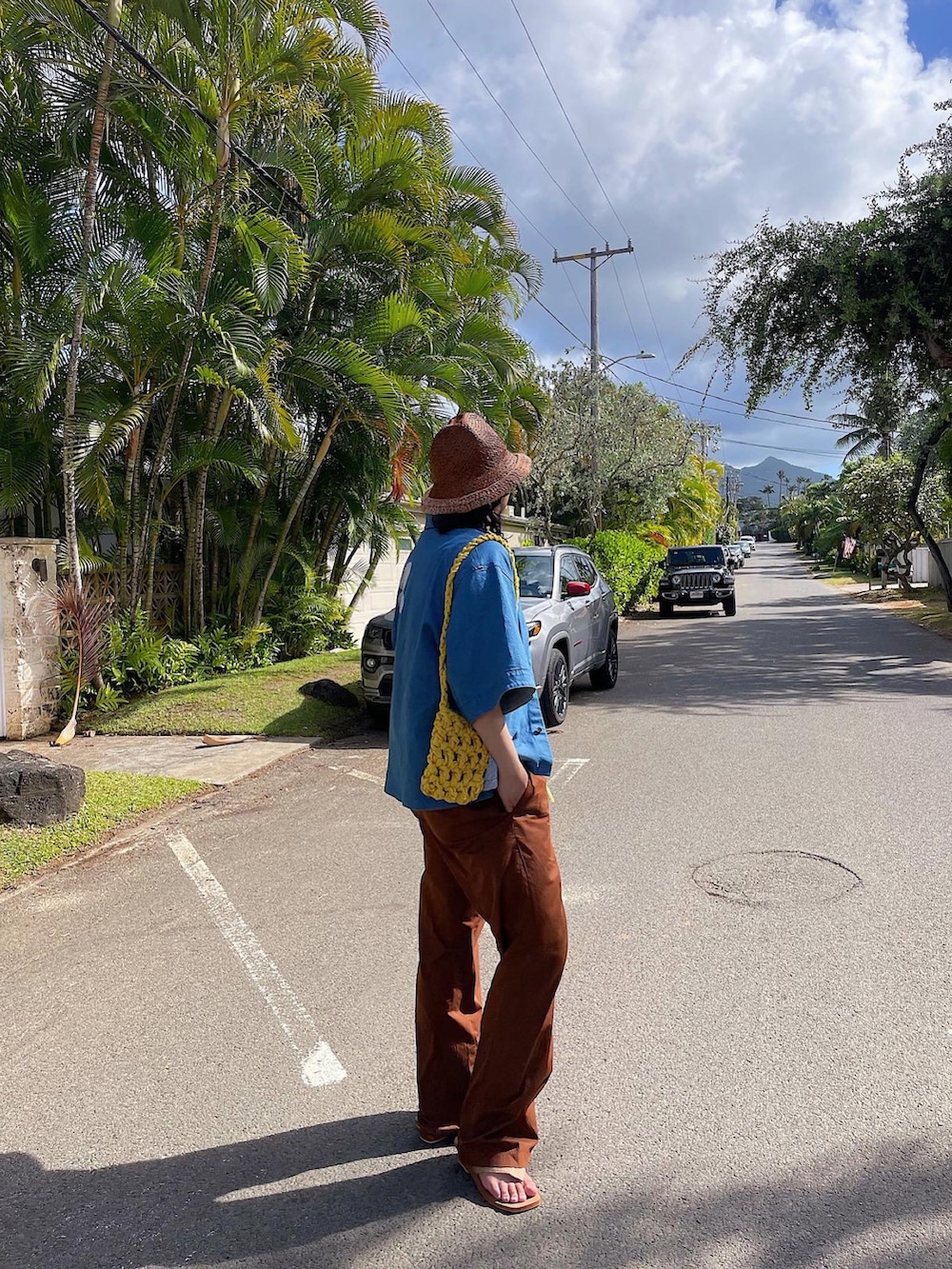 ブラウン系のその他パンツを着用したメンズの夏コーディネートの2枚目の写真