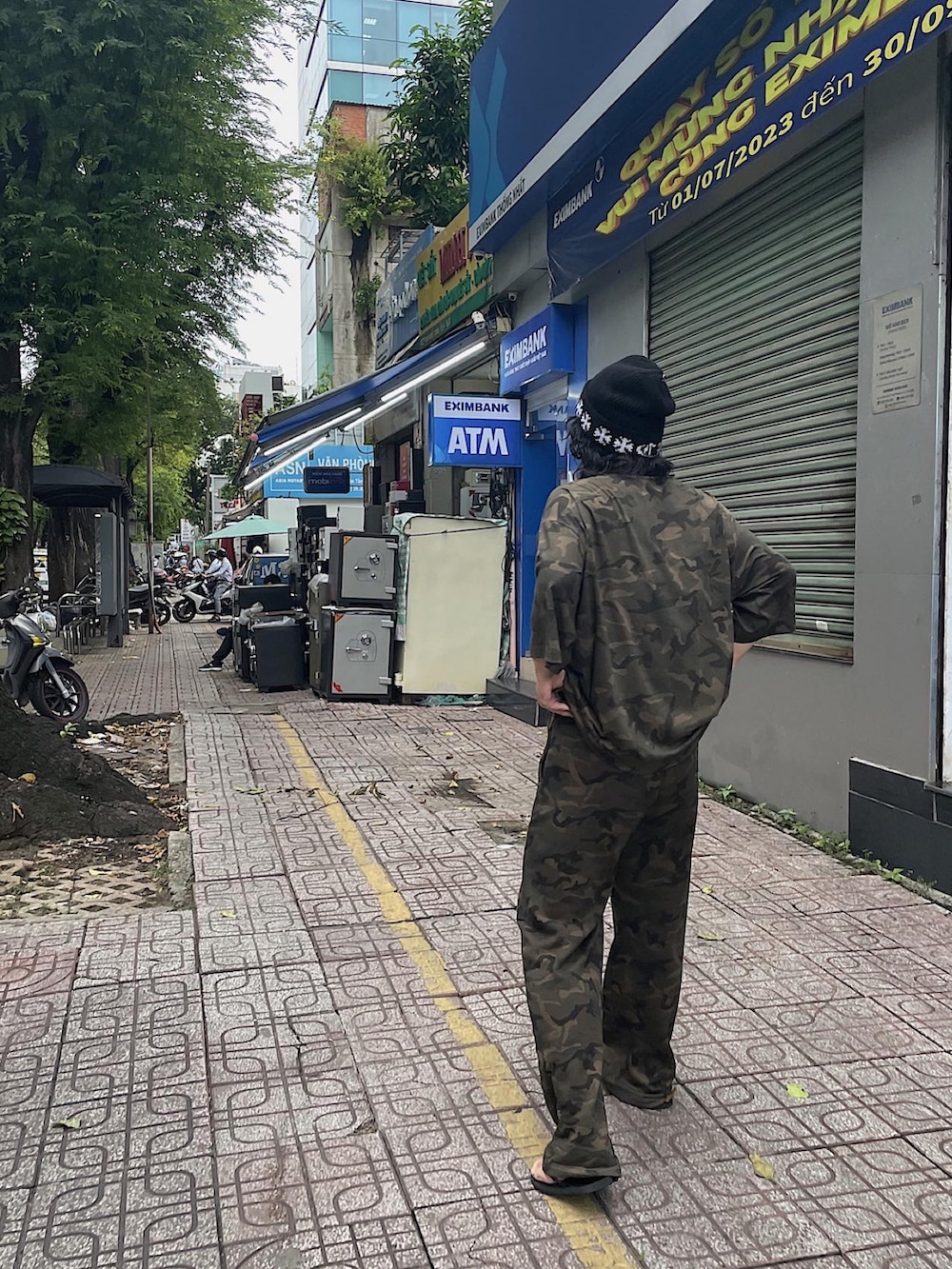 ブラック系のサンダル、ブラック系のニットキャップ/ビーニー、ゴールド系のネックレスを着用したメンズの秋コーディネートの4枚目の写真