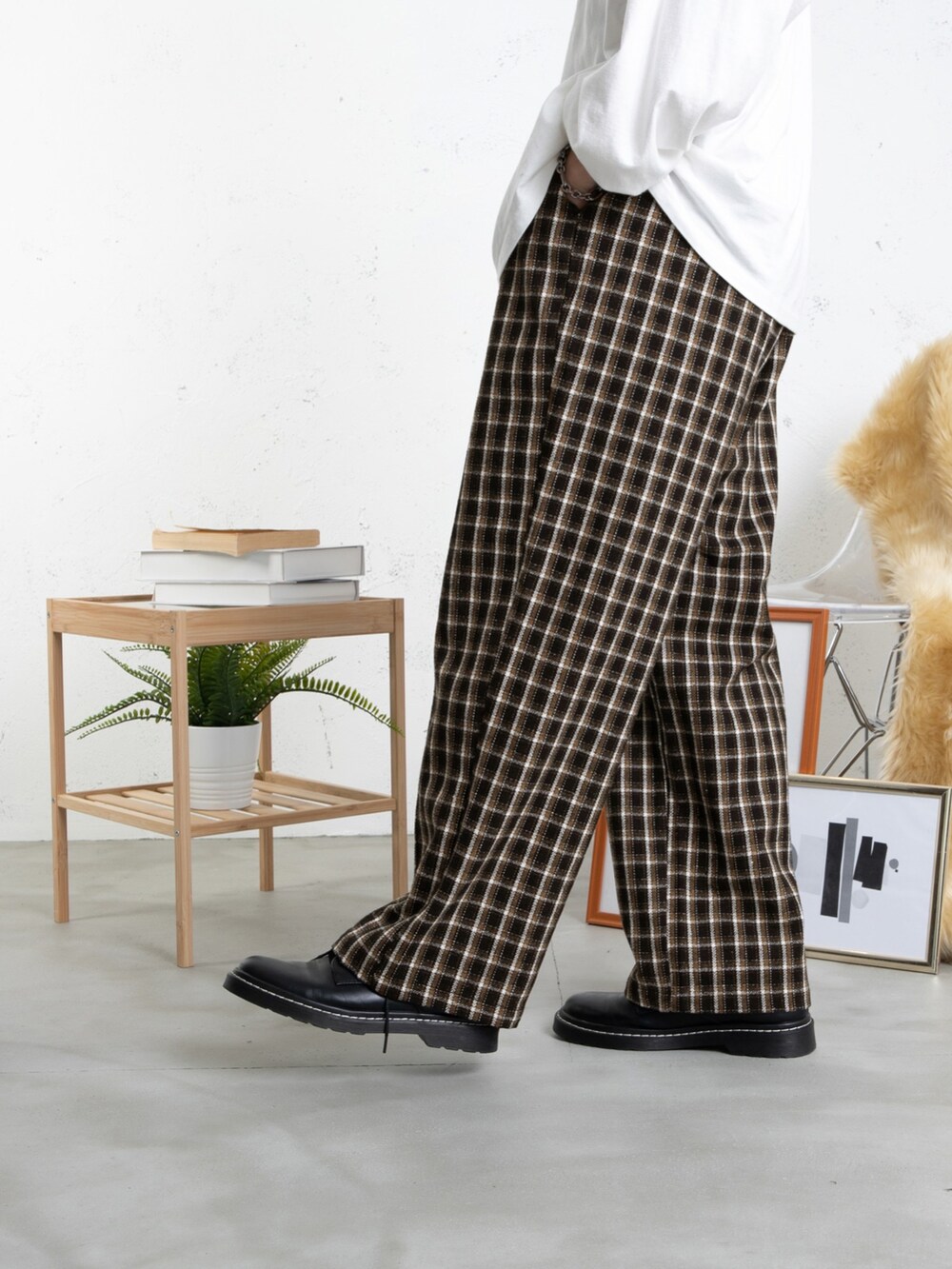 ブラック系のその他パンツ、ブラック系のその他パンツを着用したレディースの秋コーディネートの3枚目の写真