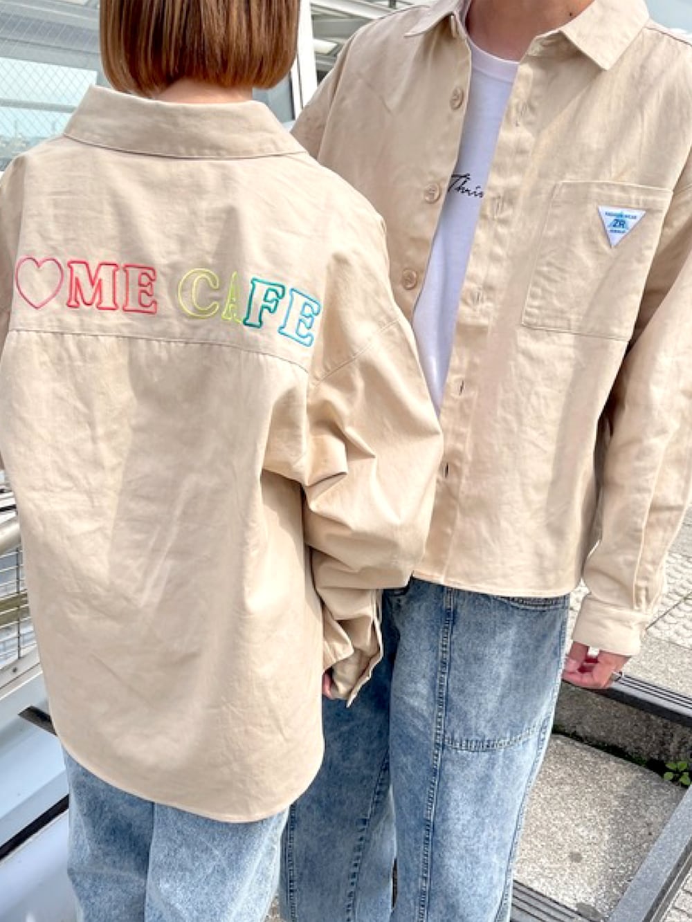 ブルー系のデニムパンツ、ブルー系のデニムパンツ、ベージュ系のシャツ/ブラウスを着用したレディースの春コーディネートの2枚目の写真