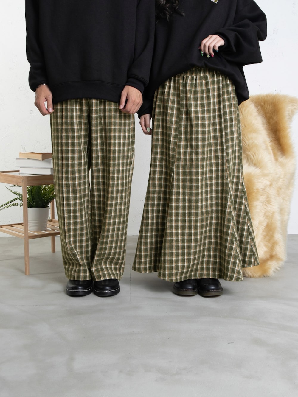 グリーン系のスカート、グリーン系のその他パンツ、ブラック系のスウェットを着用したレディースの秋コーディネートの2枚目の写真